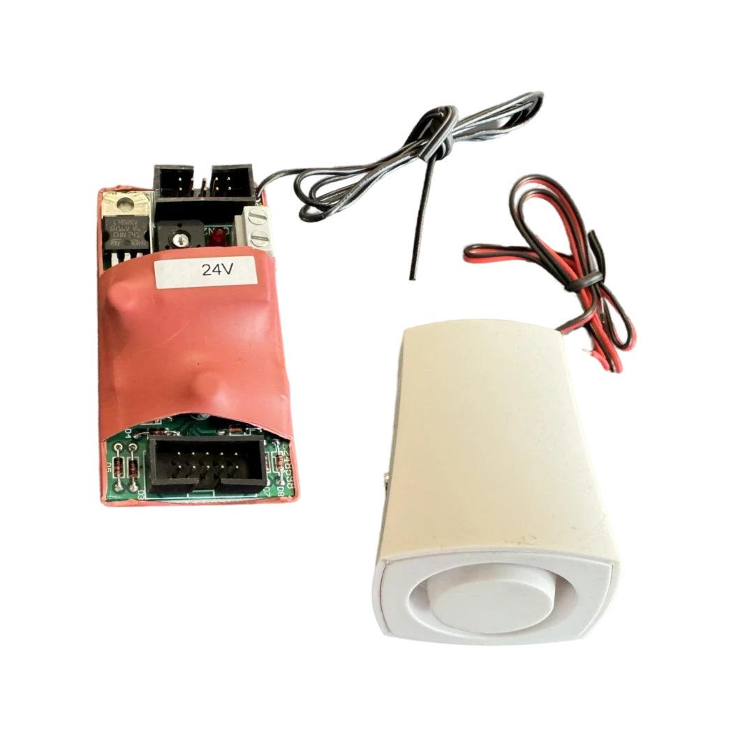 Image d'un kit anti fraude pour RM5 ou monnayeur, une alarme blanche et un cable qui relie une carte pcb permetant de détecter les ondes