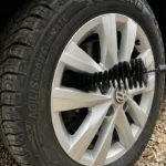 Une brosse lave une jante