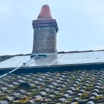 Raclette sur un manche téléscopique qui nettoie un panneau solaire